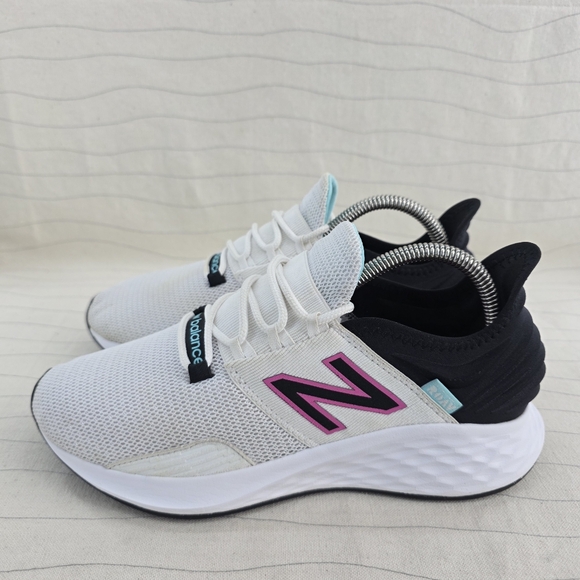 New Balance Womens Roav Fresh Foam Running Shoes White/Black WROAVWB Size 8B - Picture 2 of 13